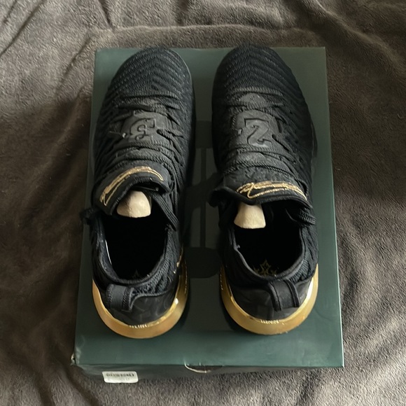 Nike 2018 Lebron 16 XVI I'm King Black Gold Sneakers for Men BQ5989-007 Size 13 - Picture 3 of 8
